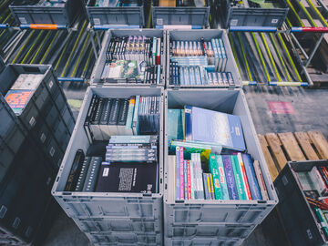 Bücher in Transportkisten als Vorbereitung für den Versand