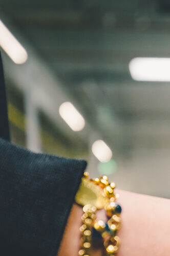 Ein Arvato-Mitarbeiter scannt im Rahmen des B2B-Fulfillments ein Paket mit einem Fingerscanner