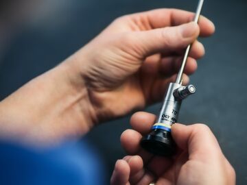 Ein Olympus Endoskop wird in beiden Händen gehalten