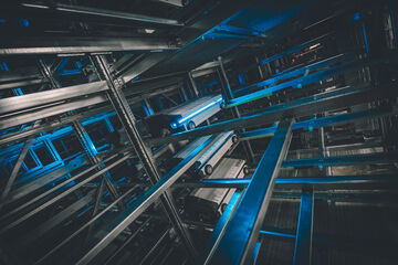 Shuttle-System, dunkel mit blauem Licht