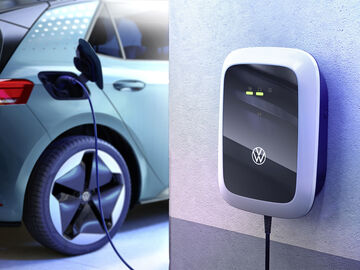 Eine VW Wallbox, die gerade ein Elektroauto auflädt